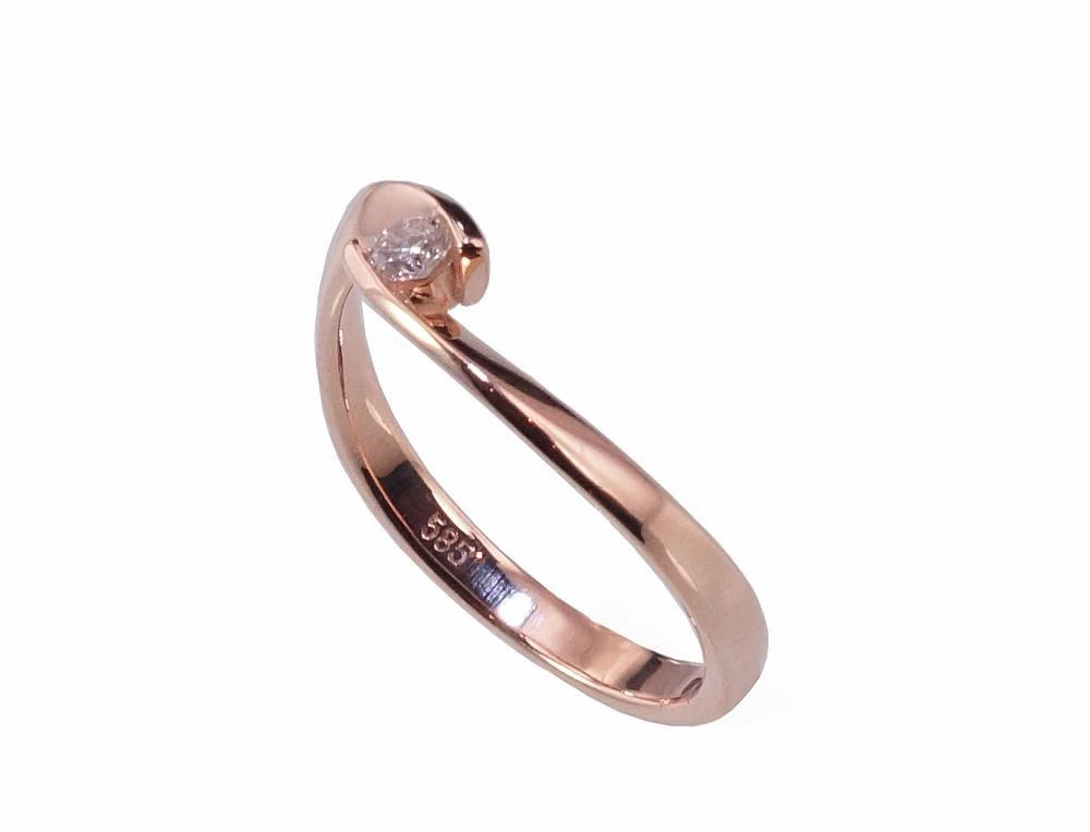 Auksinis žiedas su brangakmeniais. Metalas: Raudonas Auksas. Praba: 585°. Akmuo: Briliantai - 17.5 - 2.23 g. - Briliantai (0,09Ct)