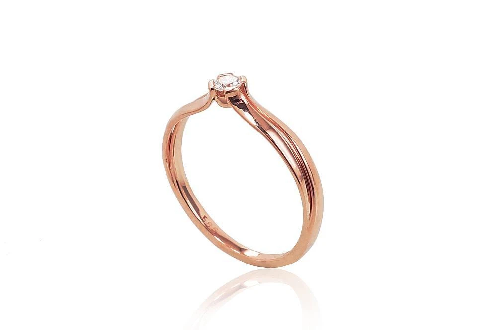 Auksinis žiedas su brangakmeniais. Metalas: Raudonas Auksas. Praba: 585°. Akmuo: Briliantai - 16.5 - 1.31 g. - Briliantai (0,1Ct)