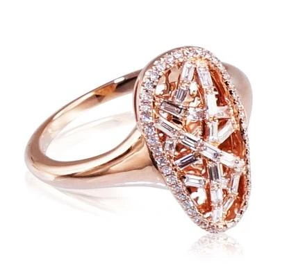 Auksinis žiedas su brangakmeniais. Metalas: Raudonas Auksas. Praba: 585°. Akmuo: Briliantai - 17.5 - 3.87 g. - Briliantai (0,39Ct)