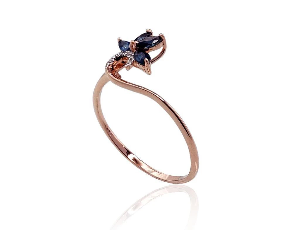 Auksinis žiedas su brangakmeniais. Metalas: Raudonas Auksas. Praba: 585°. Akmuo: Briliantai , Safyras - 16.5 - 1.18 g. - Briliantai (0,14Ct), Safyras (0,41Ct)