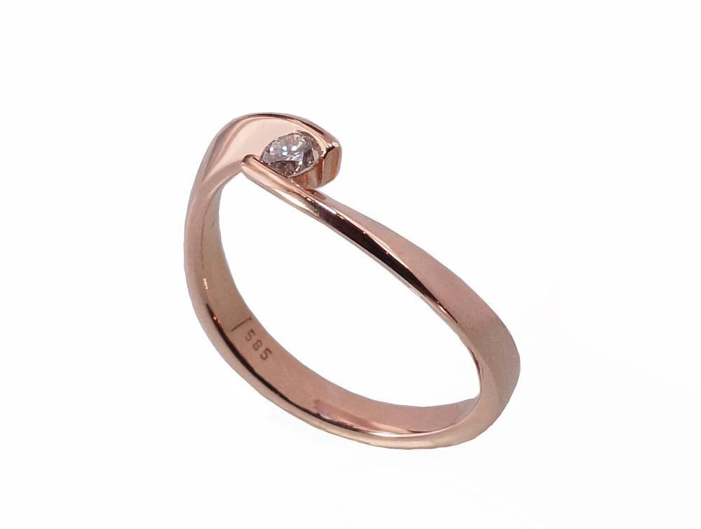 Auksinis žiedas su brangakmeniais. Metalas: Raudonas Auksas. Praba: 585°. Akmuo: Briliantai - 17 - 2.78 g. - Briliantai (0,13Ct)