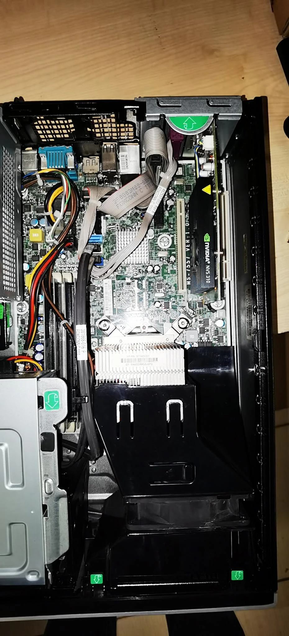 HP stalinis kompiuteris iš vidaus