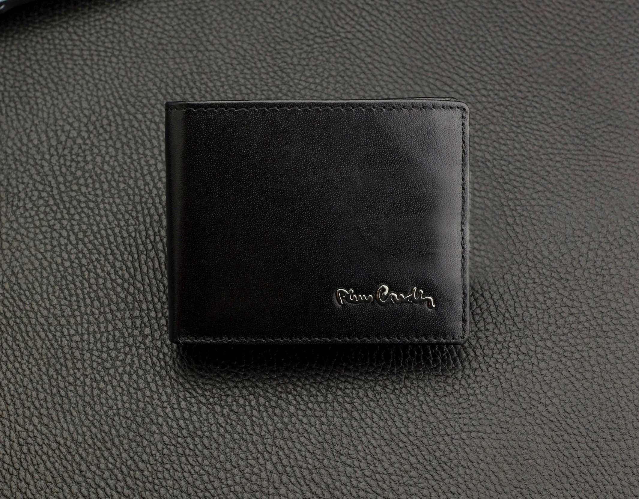 Dovanų rinkinys vyrams: odinė piniginė Pierre Cardin RFID ir diržas Stevens 323206 aprašymas - Prekės nuotrauka