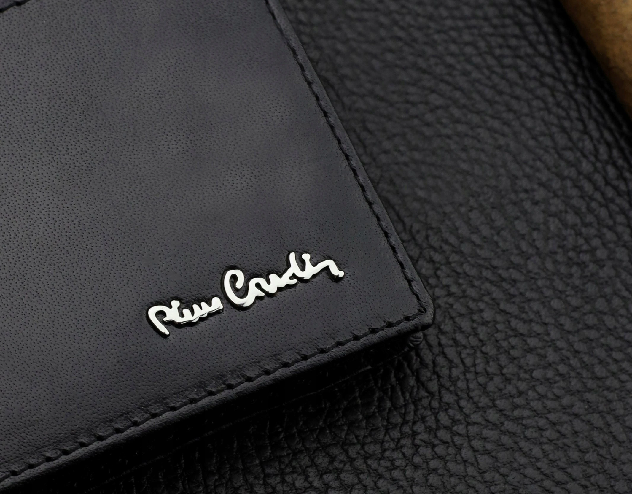 Dovanų rinkinys vyrams: odinė piniginė Pierre Cardin RFID ir diržas Stevens 323206 aprašymas - Prekės nuotrauka
