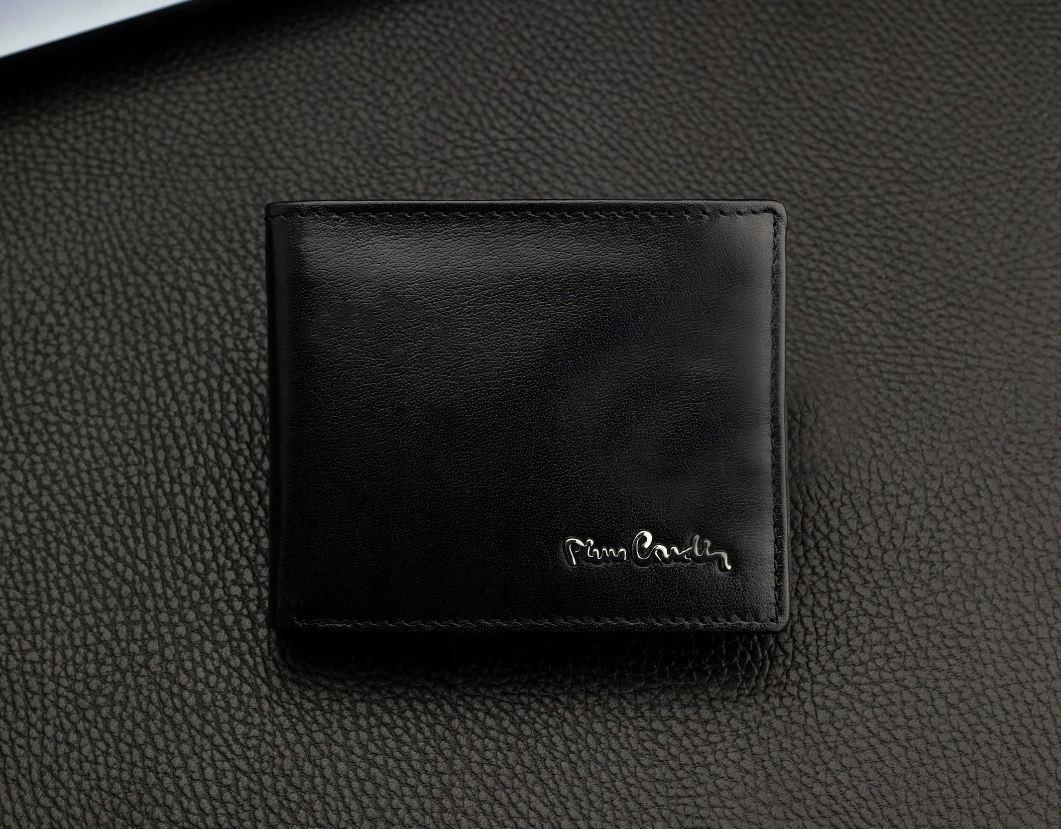 Dovanų rinkinys vyrams: odinė piniginė Pierre Cardin RFID ir diržas Stevens 5288206 aprašymas - Prekės nuotrauka