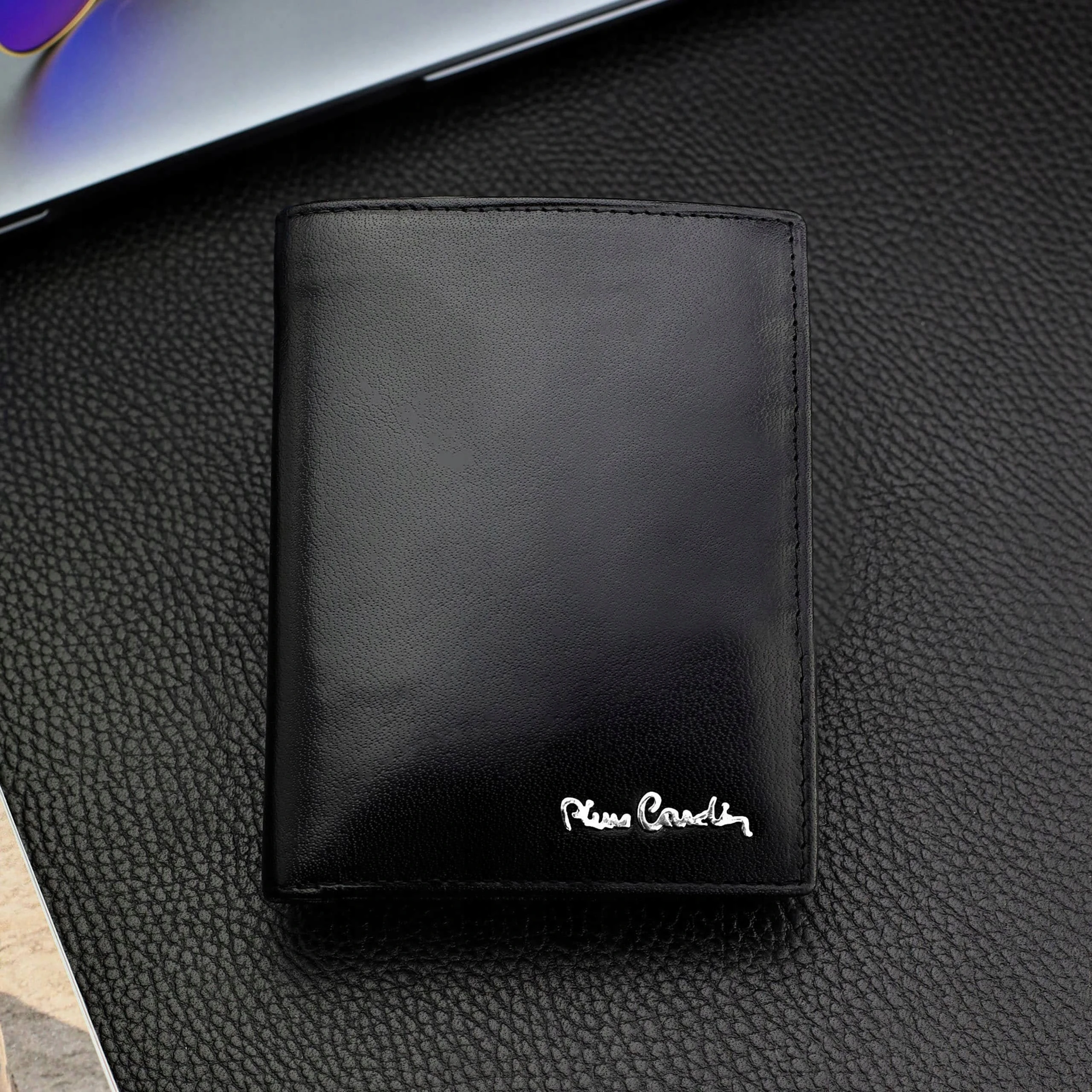 Dovanų rinkinys vyrams: odinė piniginė Pierre Cardin RFID ir diržas Stevens 623206 aprašymas - Prekės nuotrauka