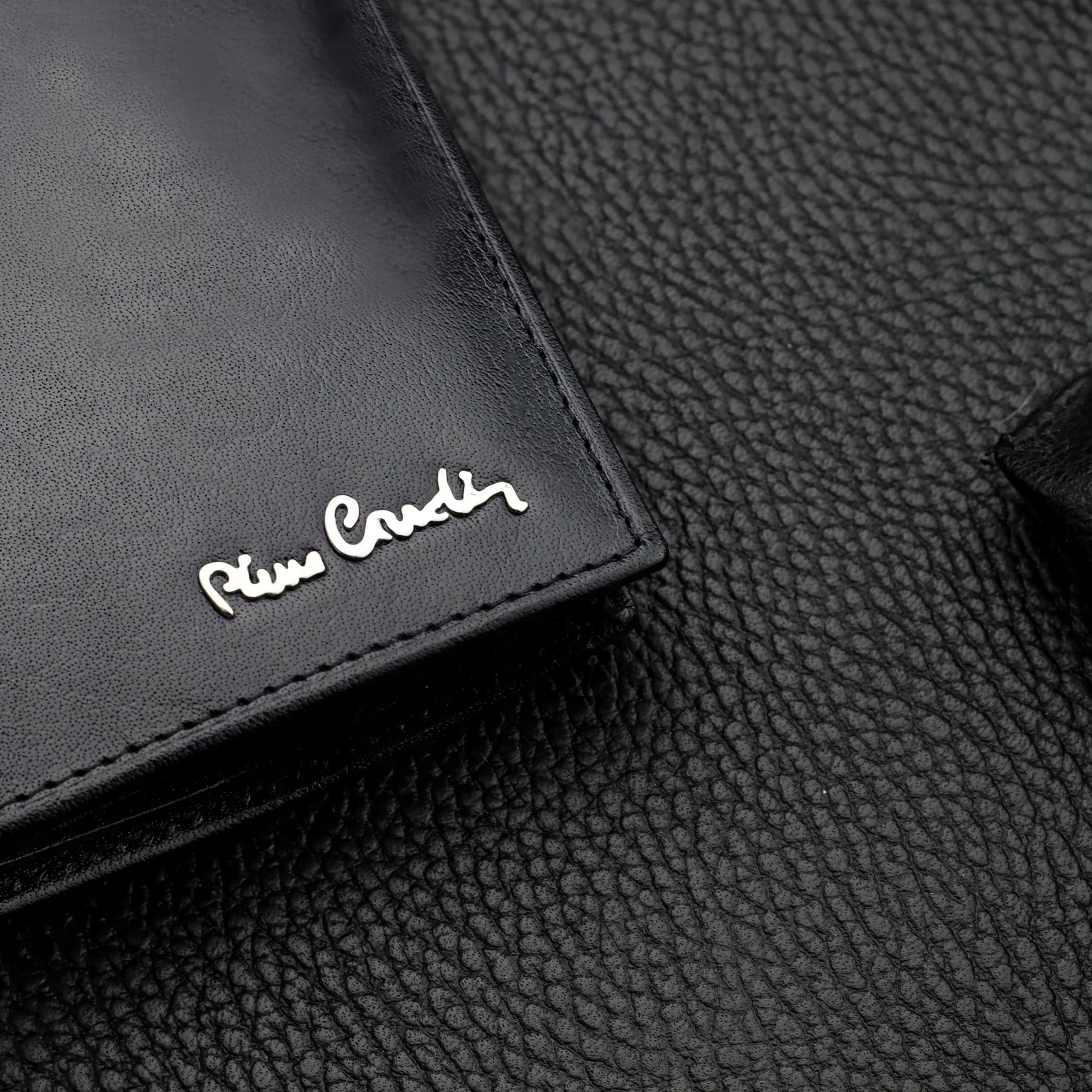 Dovanų rinkinys vyrams: odinė piniginė Pierre Cardin RFID ir diržas Stevens 623206 aprašymas - Prekės nuotrauka