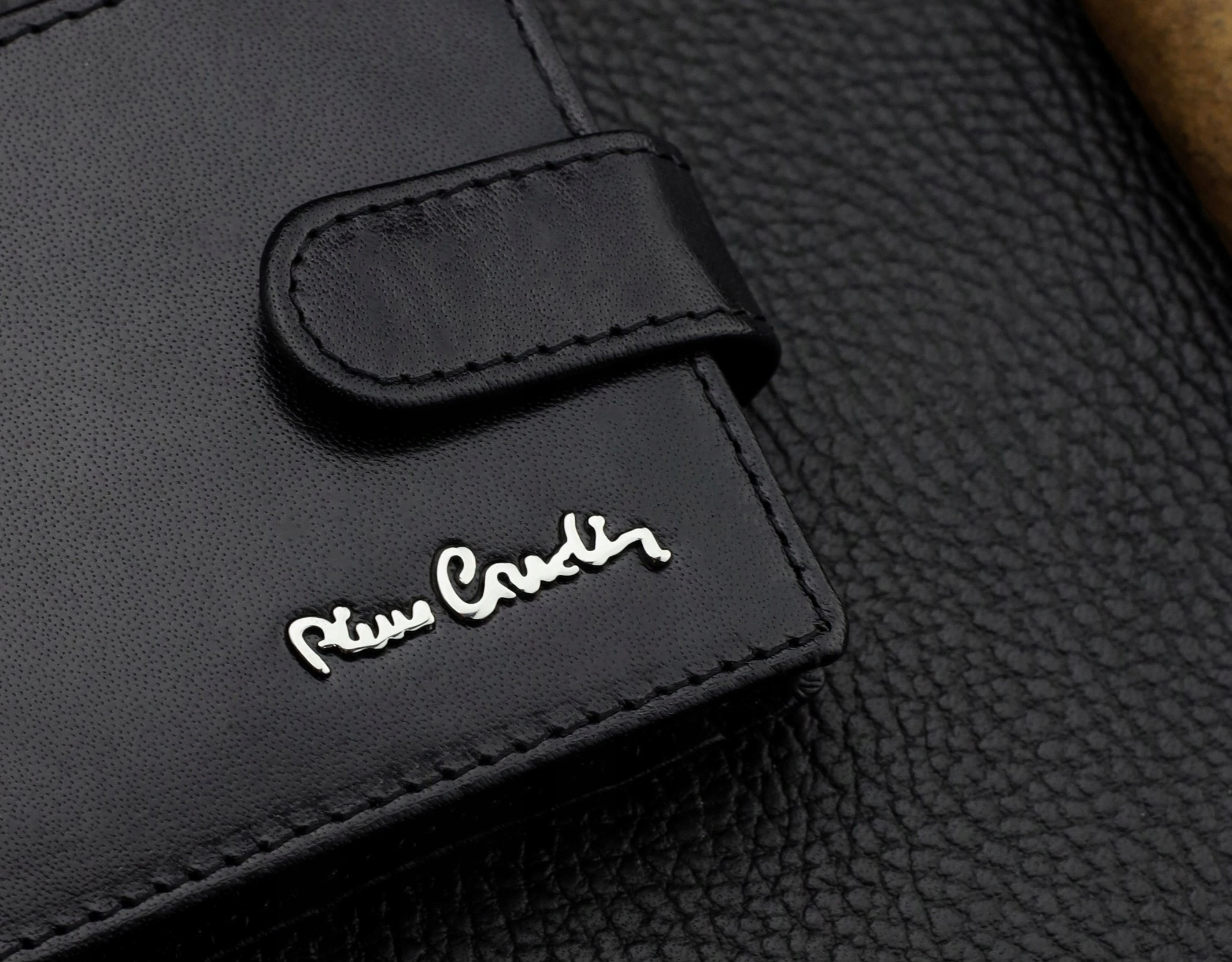 Vyriška odinė piniginė Pierre Cardin su RFID apsauga A323206 aprašymas - Prekės nuotrauka
