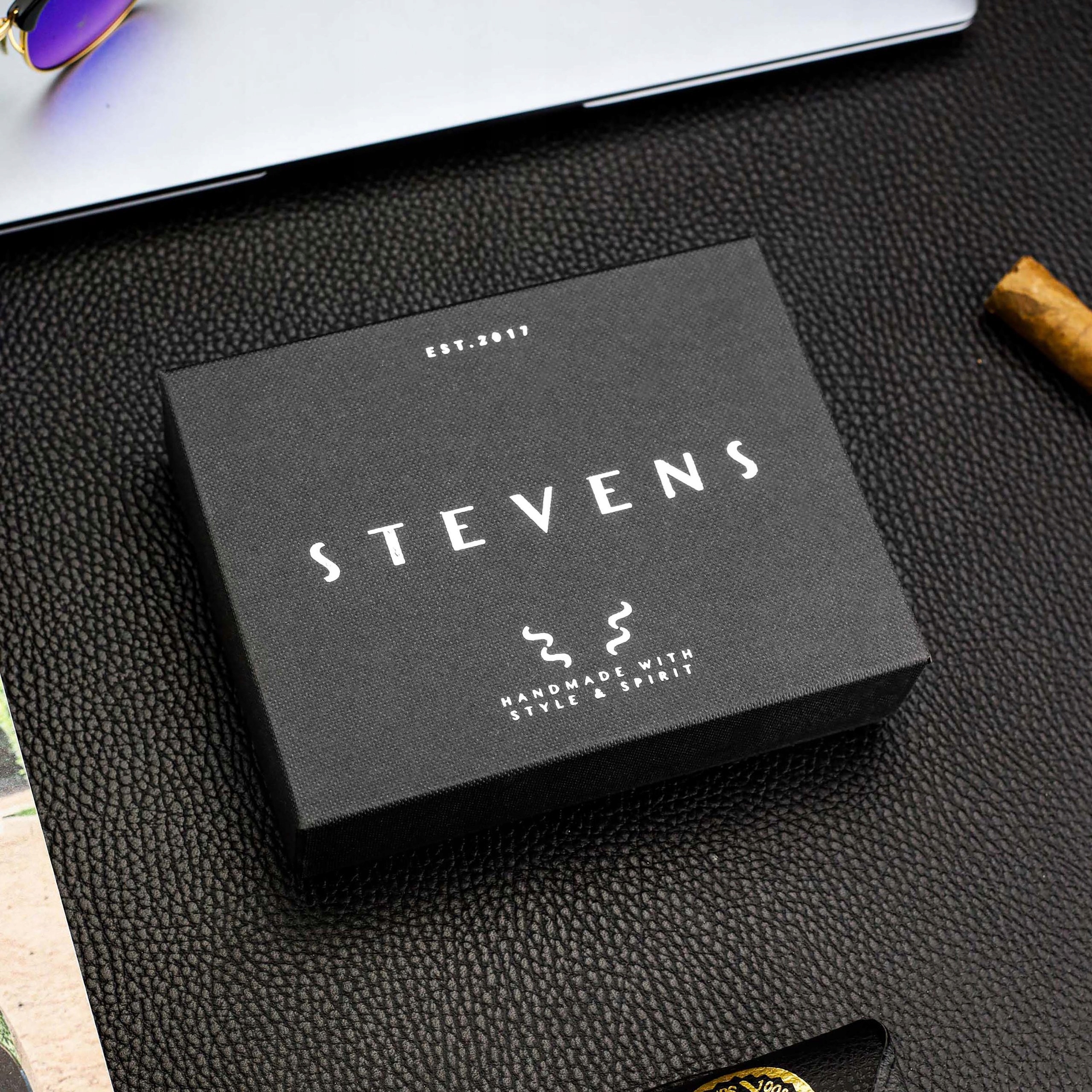 Vyriška odinė piniginė Stevens Carbon, juoda, su RFID apsauga 02-326A-R aprašymas - Prekės nuotrauka