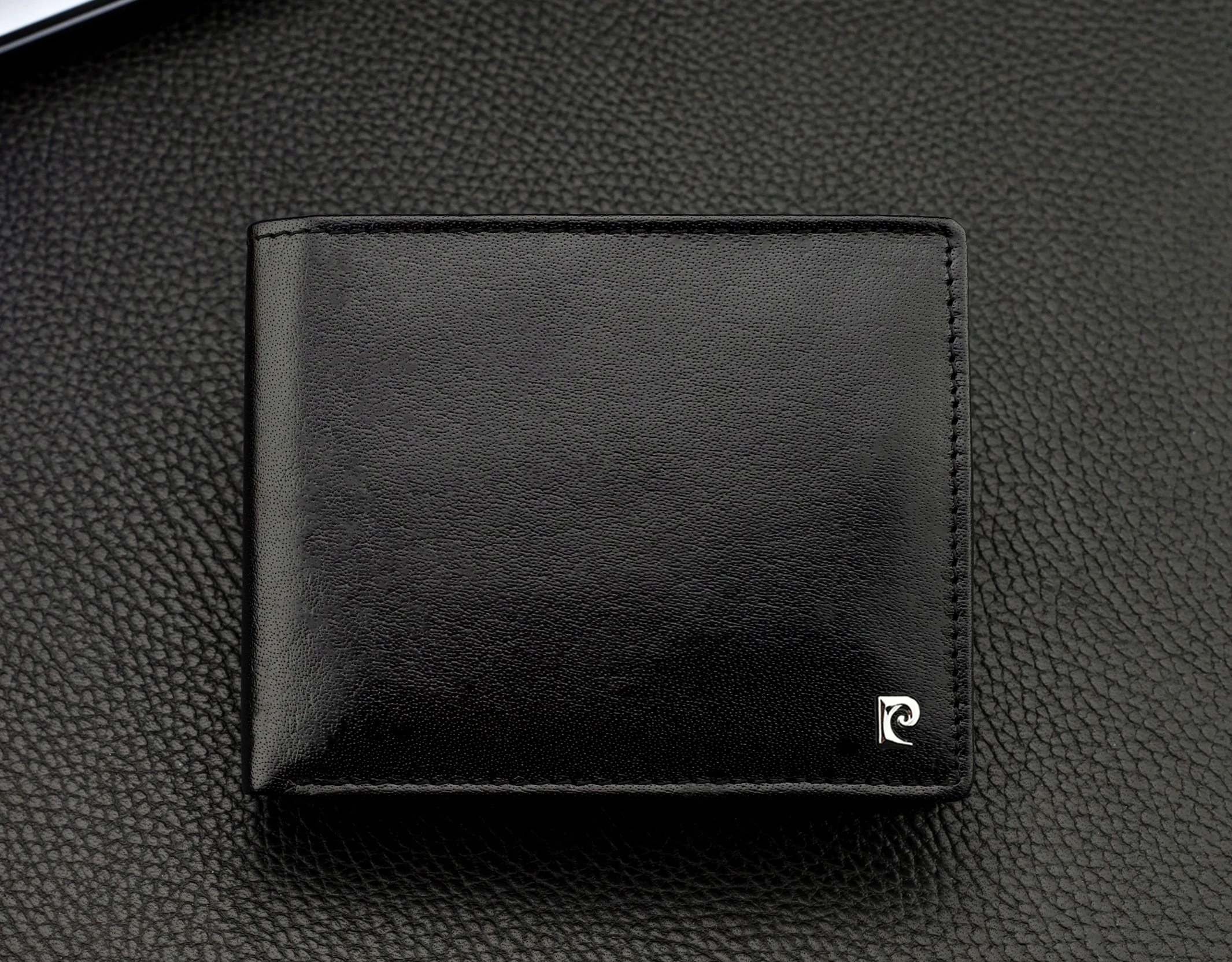 Vyriška piniginė Pierre Cardin, odinė, su RFID apsauga 423306 aprašymas - Prekės nuotrauka