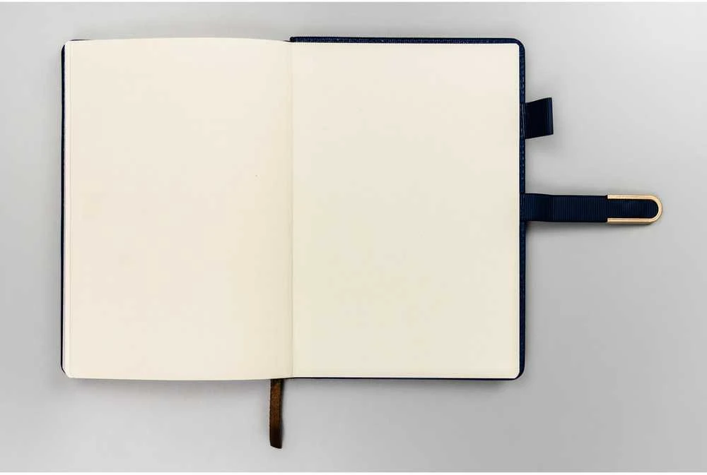 Dovanų rinkinys: elegantiškas granatų spalvos A5 formato sąsiuvinis ir juodas rašiklis