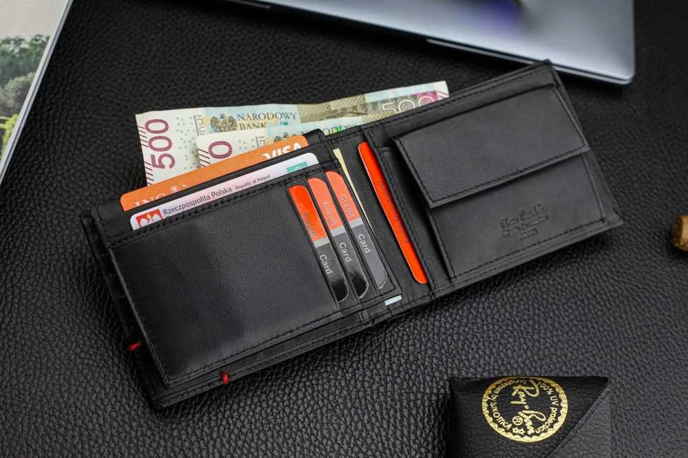 Dovanų rinkinys vyrams: odinė piniginė Pierre Cardin RFID, odinis diržas 75TILAK8806