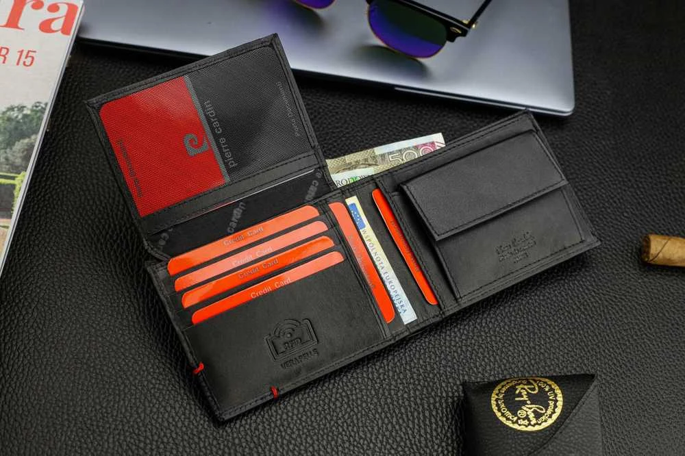 Dovanų rinkinys vyrams: odinė piniginė Pierre Cardin RFID, odinis diržas 75TILAK8806