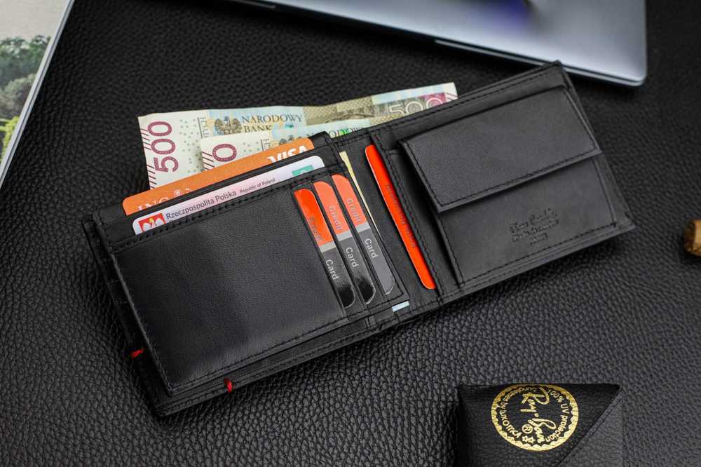 Dovanų rinkinys vyrams: odinė piniginė Pierre Cardin RFID, odinis diržas 75T8806BB