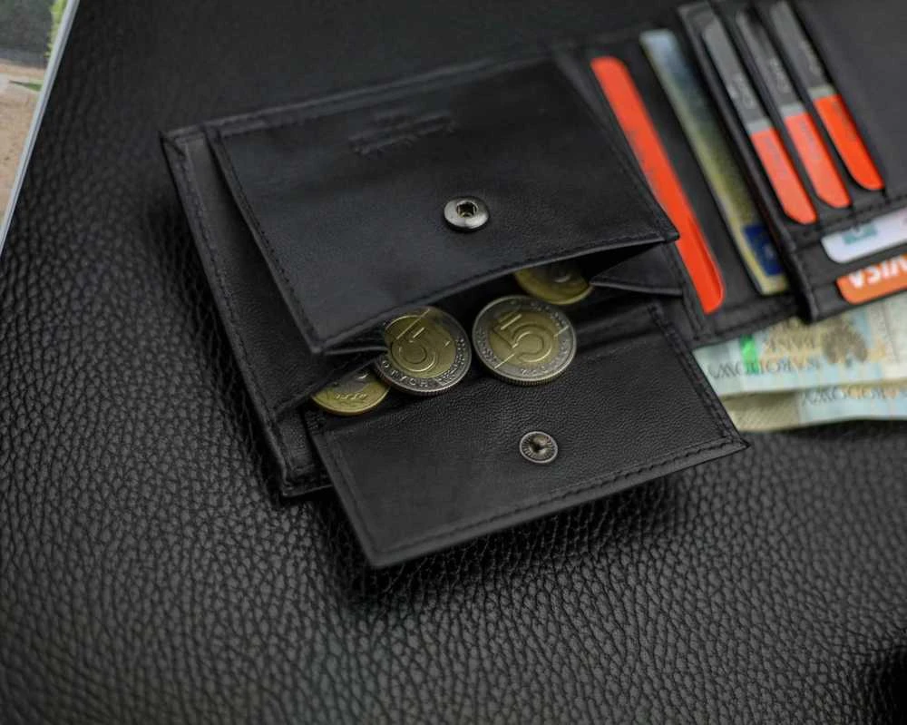 Dovanų rinkinys vyrams: odinė piniginė Pierre Cardin RFID, odinis diržas 75T8806BR
