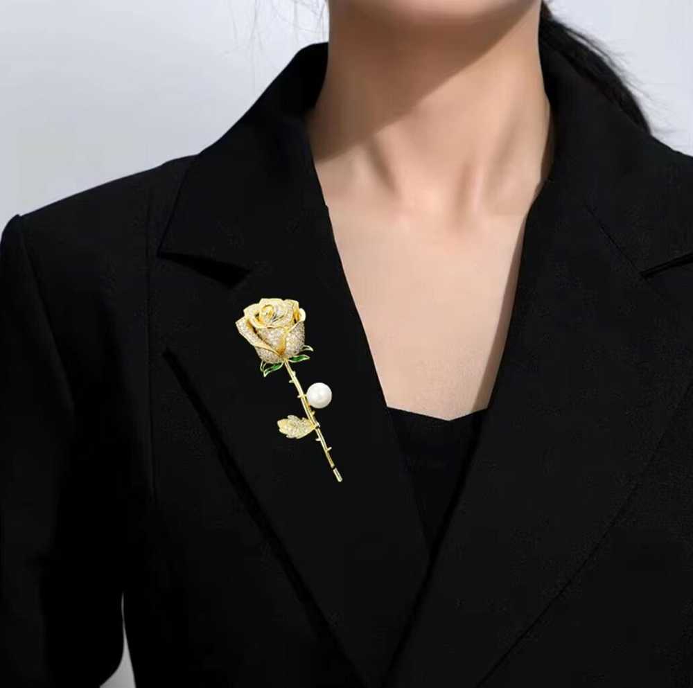 Elegantiška sagė su rože, dekoruota cirkoniais ir perlu E49
