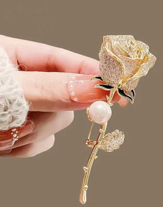 Elegantiška sagė su rože, dekoruota cirkoniais ir perlu E49