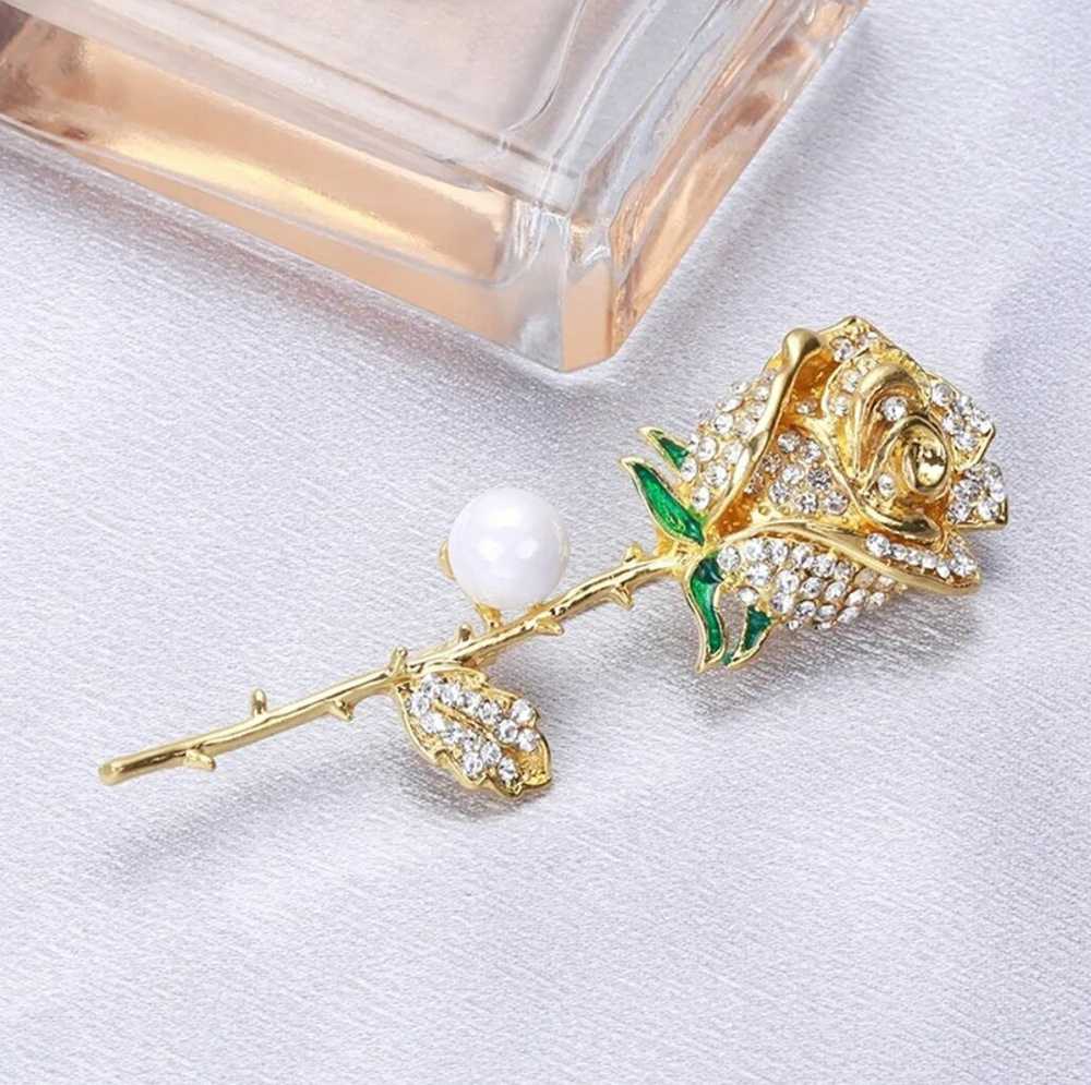 Elegantiška sagė su rože, dekoruota cirkoniais ir perlu E49