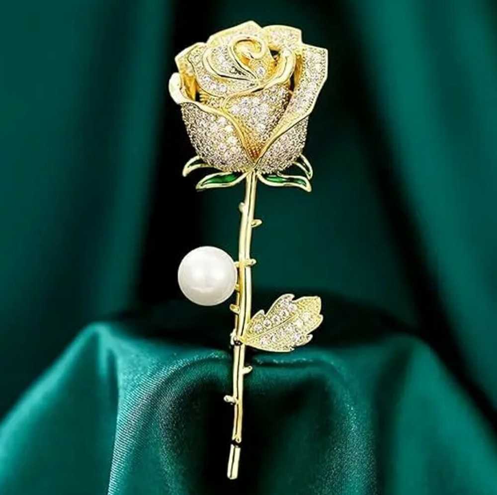 Elegantiška sagė su rože, dekoruota cirkoniais ir perlu E49