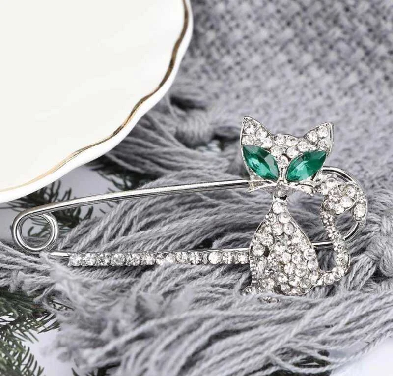 Elegantiška sidabrinė katės sagė, dekoruota cirkoniais