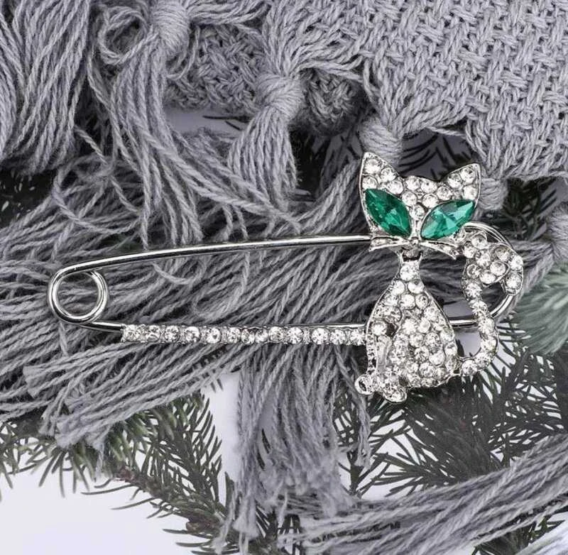 Elegantiška sidabrinė katės sagė, dekoruota cirkoniais