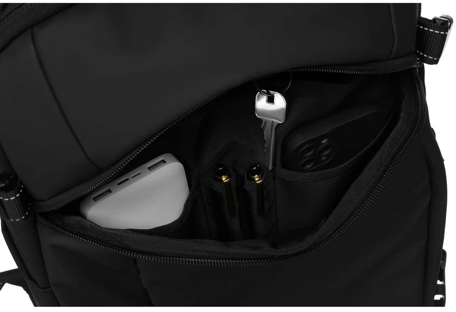 Juoda tekstilinė kelioninė kuprinė „Peterson“ su vakuuminiu skyriumi ir USB jungtimi K49