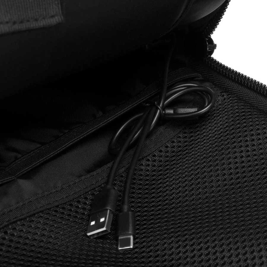 Juoda tekstilinė kelioninė kuprinė „Peterson“ su vakuuminiu skyriumi ir USB jungtimi K49