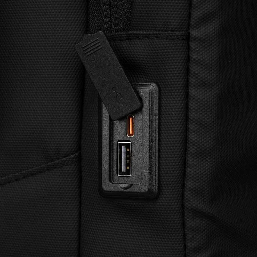 Juoda tekstilinė kelioninė kuprinė „Peterson“ su vakuuminiu skyriumi ir USB jungtimi K49