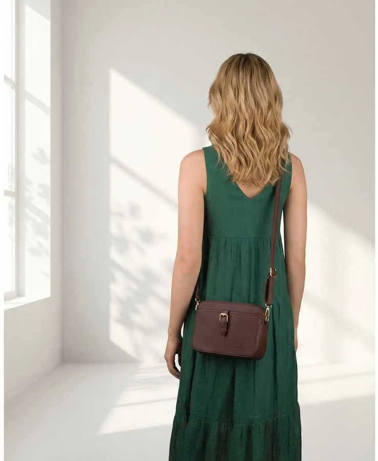 Maža moteriška „Peterson“ crossbody rankinė per petį, ruda, iš ekologiškos odos