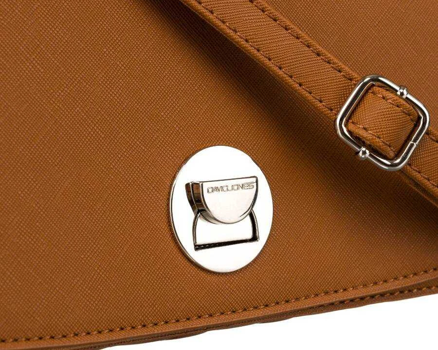 Moteriška karamelinės spalvos „David Jones“ crossbody rankinė su sidabro spalvos furnitūra