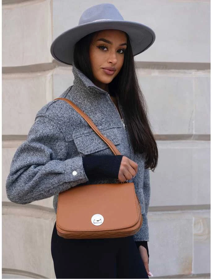 Moteriška karamelinės spalvos „David Jones“ crossbody rankinė su sidabro spalvos furnitūra