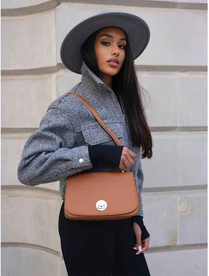 Moteriška karamelinės spalvos „David Jones“ crossbody rankinė su sidabro spalvos furnitūra