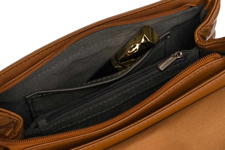 Moteriška karamelinės spalvos „David Jones“ crossbody rankinė su sidabro spalvos furnitūra