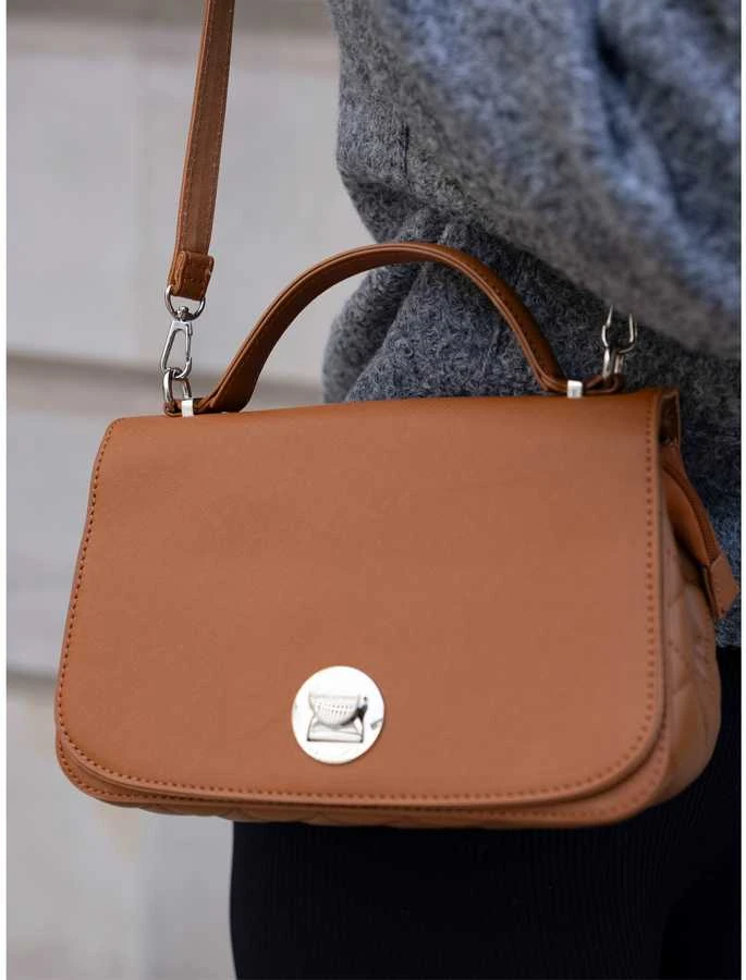 Moteriška karamelinės spalvos „David Jones“ crossbody rankinė su sidabro spalvos furnitūra