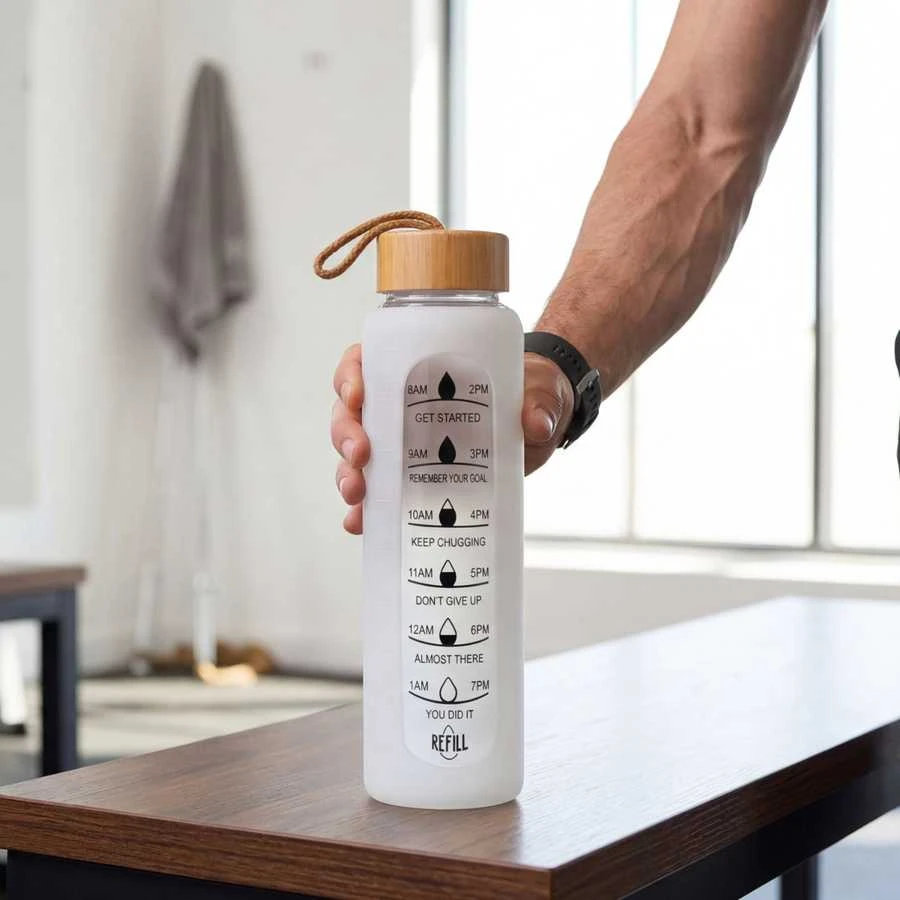 Peterson moteriška stiklinė vandens gertuvė 960 ml su silikoniniu dėklu, motyvacine matavimo skale, smėlio spalvos