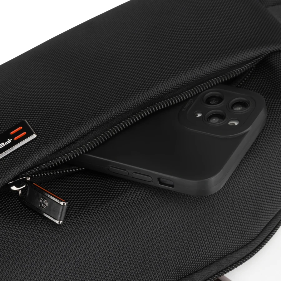 Vyriška maža juoda „Peterson“ lengva miesto rankinė per petį (crossbody), užsegama užtrauktuku, iš tekstilės