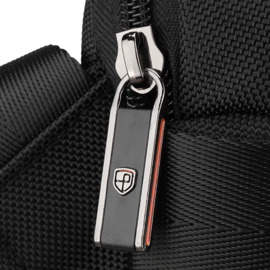 Vyriška maža juoda „Peterson“ lengva miesto rankinė per petį (crossbody), užsegama užtrauktuku, iš tekstilės