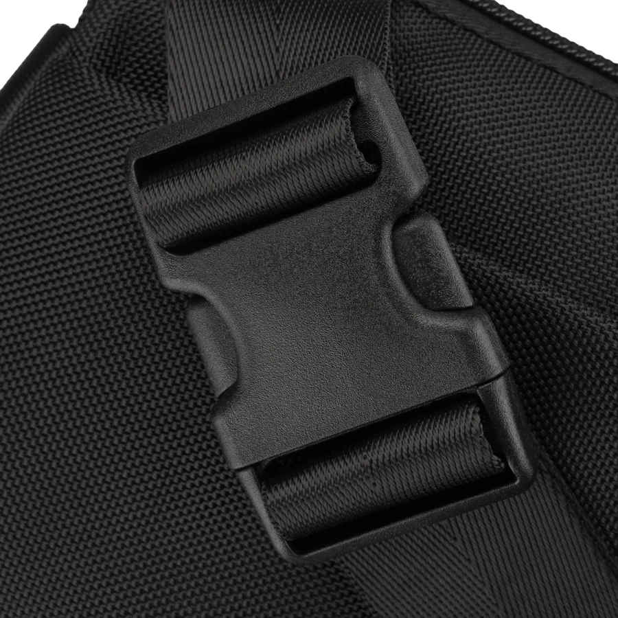 Vyriška maža juoda „Peterson“ lengva miesto rankinė per petį (crossbody), užsegama užtrauktuku, iš tekstilės