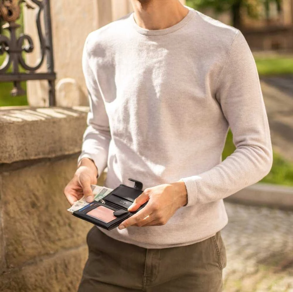 Vyriška odinė piniginė Stevens Carbon, juoda