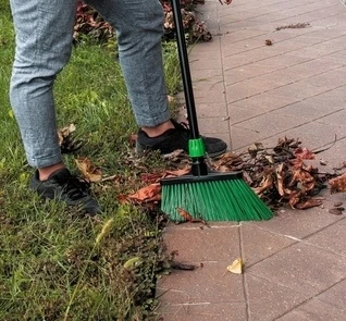 Igeax pramoninė kampinė lauko šluota 31cm - su kotu