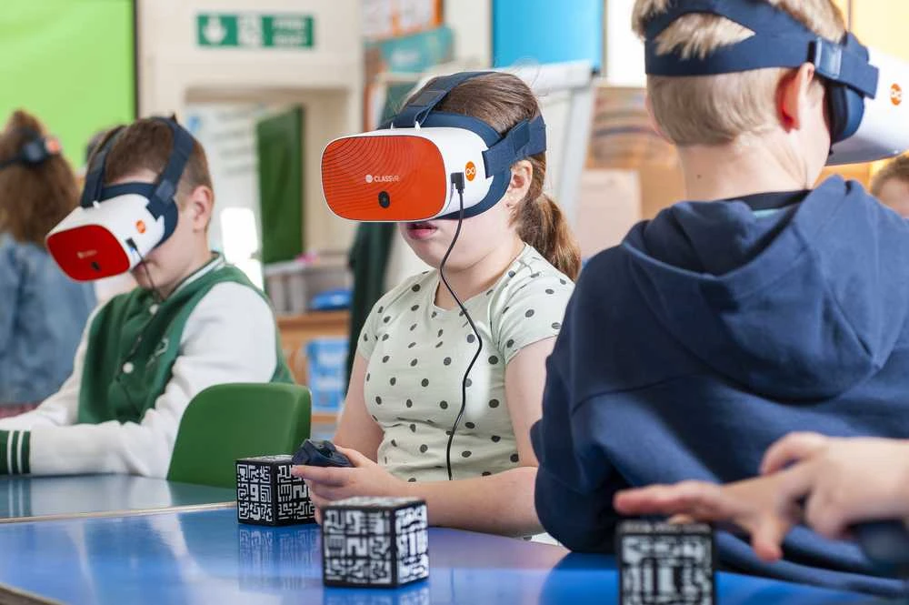 Avantis „ClassVR Xplorer“ 4 dalių rinkinys, įskaitant 4 valdiklius