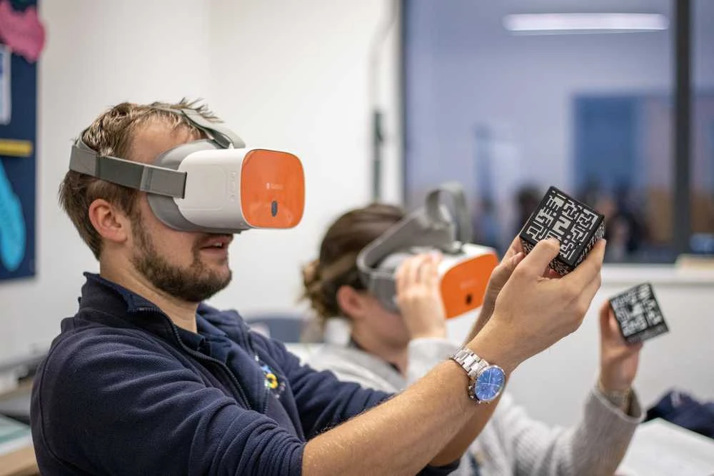 Avantis „ClassVR Xplorer“ 4 dalių rinkinys, įskaitant 4 valdiklius