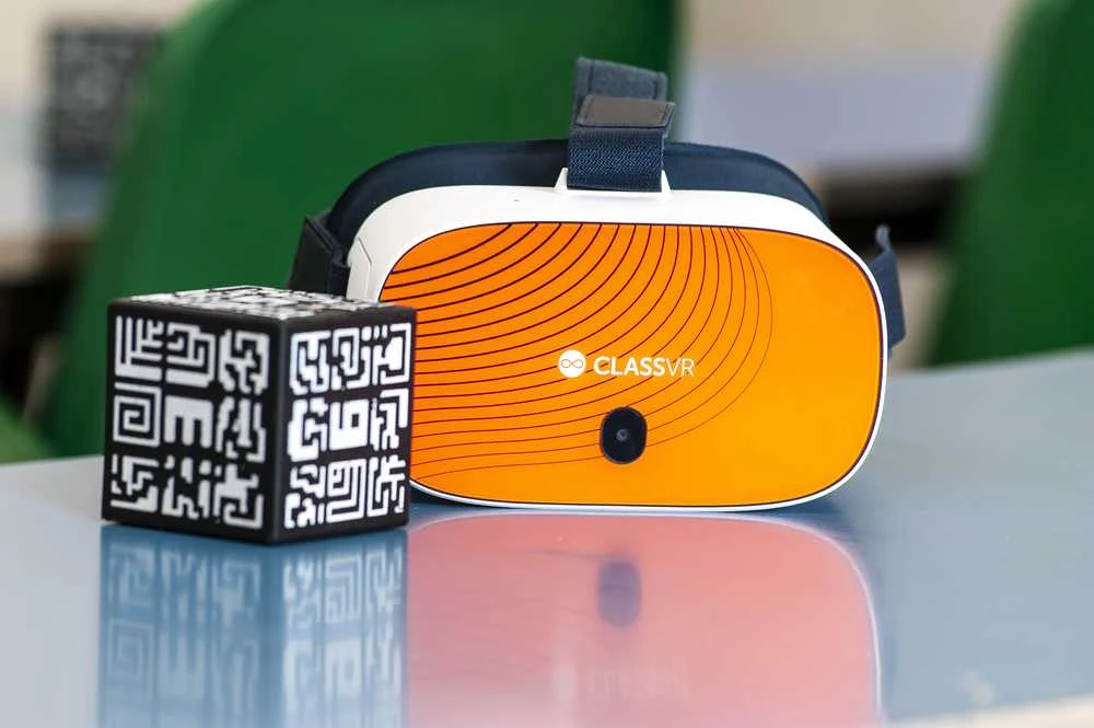 Avantis „ClassVR Xplorer“ 8 dalių rinkinys, įskaitant 8 valdiklius