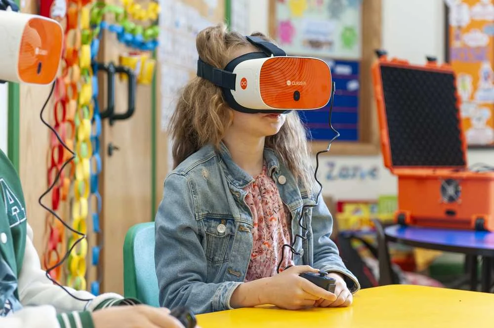 Avantis „ClassVR Xplorer“ 8 dalių rinkinys, įskaitant 8 valdiklius