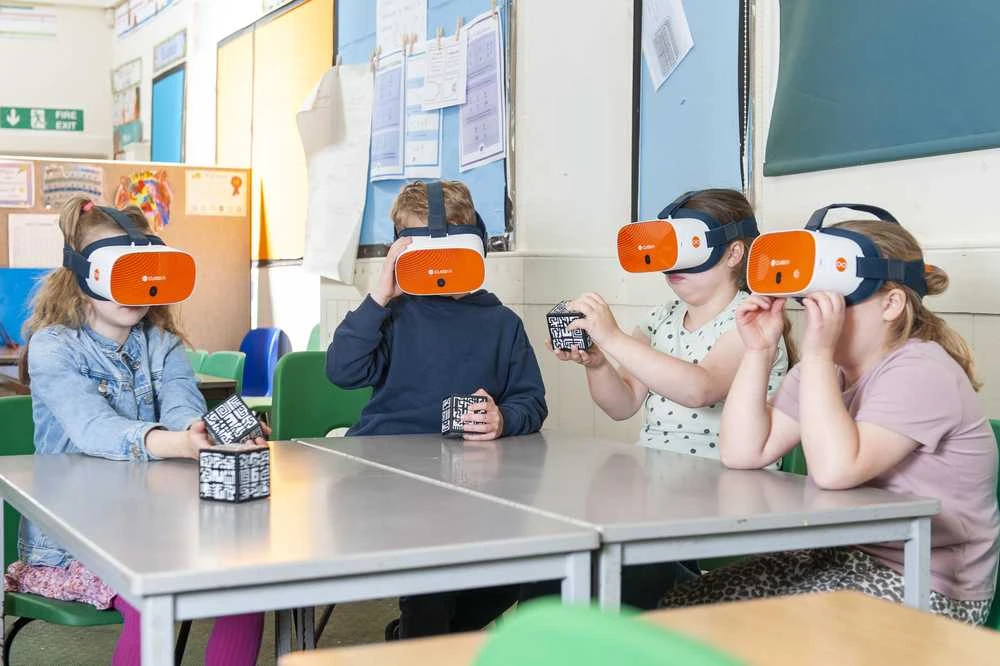 Avantis „ClassVR Xplorer“ 8 dalių rinkinys, įskaitant 8 valdiklius