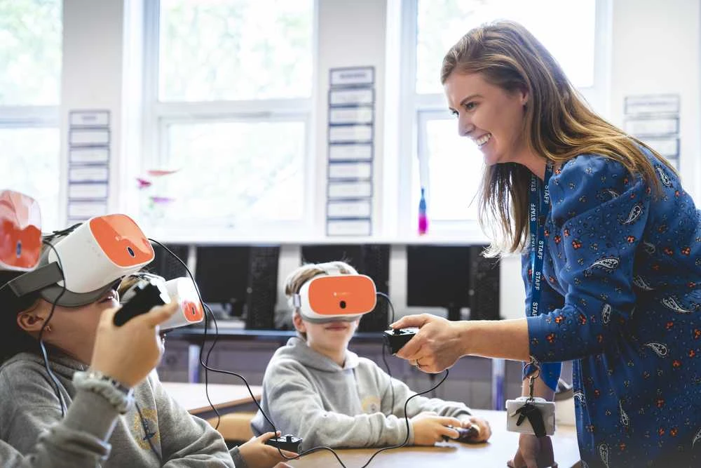 Avantis „ClassVR Xplorer“ 8 dalių rinkinys, įskaitant 8 valdiklius