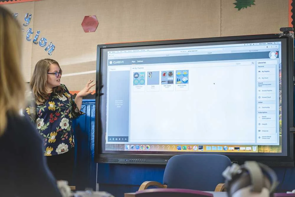 Avantis „ClassVR Xplorer“ 8 dalių rinkinys, įskaitant 8 valdiklius