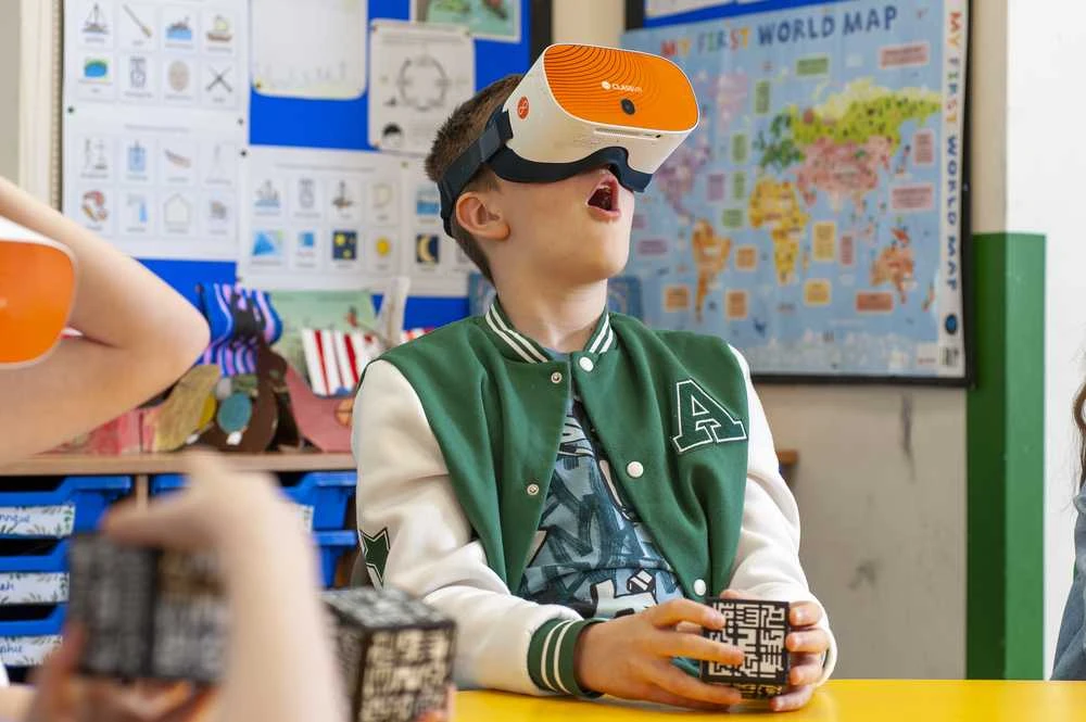Avantis „ClassVR Xplorer“ 8 dalių rinkinys, įskaitant 8 valdiklius