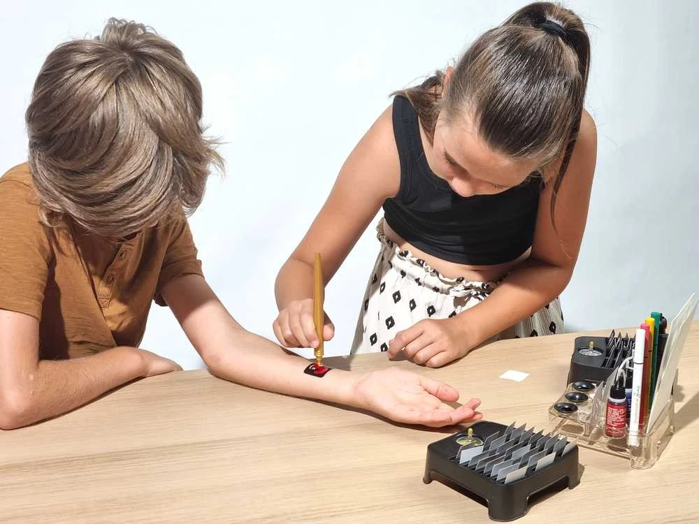 Dėlionė Buki France Profesionali tatuiruočių studija vaikams, 65 priedai