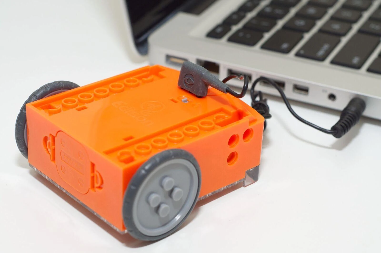 Edison v2.0 - edukacinis robotas